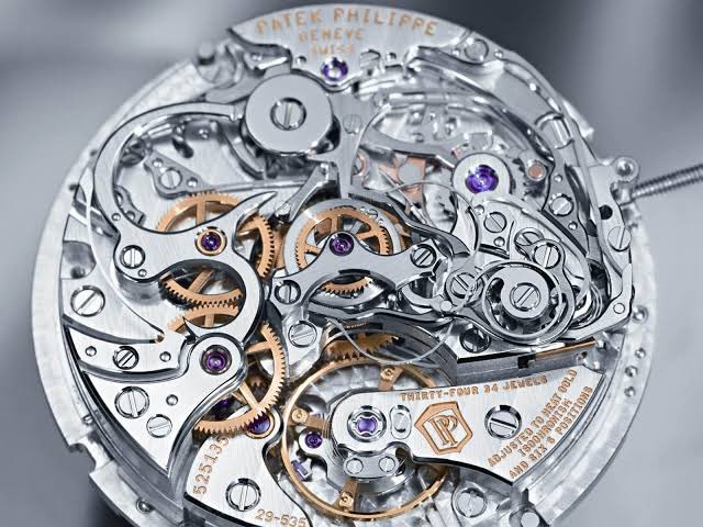 Quartz saatler zamana dair sadece rakamları gösterir ,hafızalarda iz bırakmaz, duygular taşımaz. Nesilden nesile aktarıldığı pek görülmemiştir. zamanı öğrenmek istiyorsan quartz mantıklıdır, daha pratik olanı ise cebindeki telefon ya da bileğindeki akıllı saattir. Ama zamanı