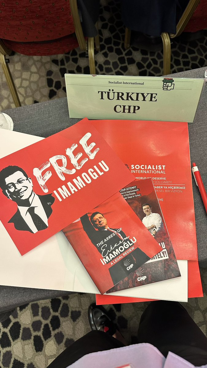 Sosyalist Enternasyonal toplantısı 81 ülkeden 89 partinin katılımıyla İstanbul’da başladı..

Dayanışma, eşitlik, özgürlük ve kardeşlik..

Ve elbette bunlar için mücadele..

“İmamoğlu’na Özgürlük” artık yalnızca bu toprakların değil, dünyanın üstlendiği bir slogan..

Başaracağız!