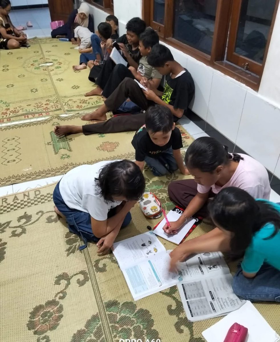 MbudDull's tweet image. Beres kelas shelter Kali Code, 

Ketemu lagi minggu depan adek-adek, jaga sehatnya yaaa 💪

Terima kasih juga untuk taburan berkatnya (susu dan snack), titipan salam sayang dari adek-adek shelter 🥰

Sehat selalu, bahagia dan rejeki melimpah 🥰🙏

#ShelterBelajar #KaliCode