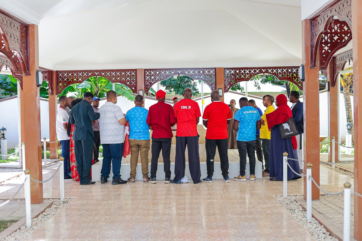 Tumetembelea katika kaburi la Hayati Abeid Amani Karume, Rais wa kwanza wa Zanzibar na kufanya dua maalumu kuelekea mchezo wa kesho wa marudiano wa fainali ya Kombe la Shirikisho Afrika. #HIITUNABEBA #WenyeNchi #NguvuMoja