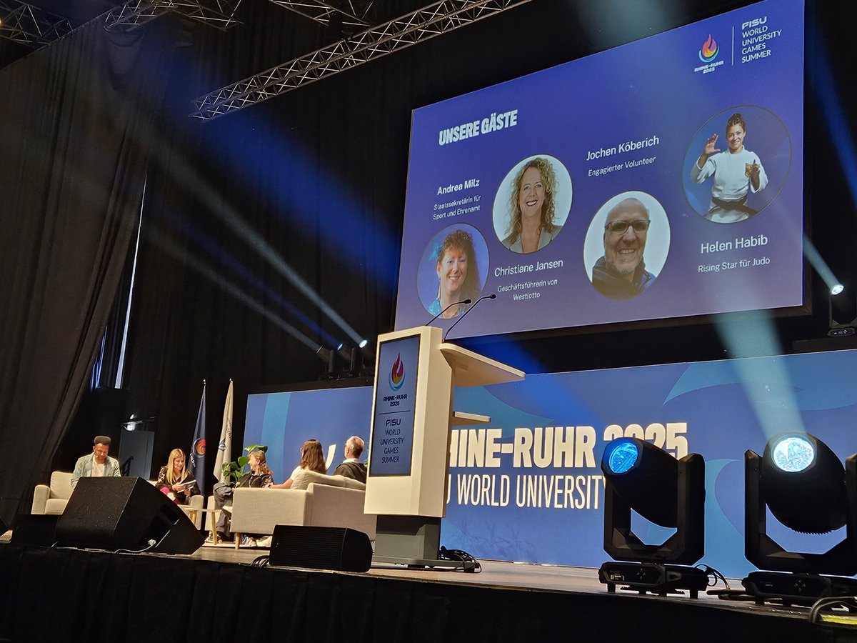 Vor mehr als 3000 FISU-Volunteers in der Essener Grugahalle talken #NRW-Staatssekretärin Andrea Milz und #WestLotto-Chefin Christiane Jansen über ehrenamtliches Engagement, das lotto-prinzip.de und warum wir in NRW das Ehrenamt fördern und unterstützen.
