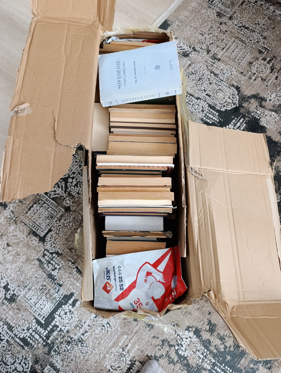 Seeyfooo's tweet photo. Fakirleşerek zenginleşmenin yolu ne midir? Elbette ki, koli koli kitap  almaktadır. Bana göre kitap olmadan hiçbir şey olmaz. Kitap ahlakın,bilginin, kültürün,zenginleşmenin,ilerlemenin araçları ve basamaklarıdır. https://t.co/yB5IEAYMJs