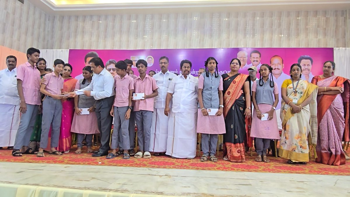 கும்பகோணம் தொகுதிக்குட்பட்ட அனைத்து அரசு &amp; தனியார் பள்ளிகளில்
10 மற்றும் 12 ஆம் வகுப்பில் பொது தேர்வில்
முதல் மூன்று இடங்களைப் 
பிடித்த மாணவர்களுக்கு,

ரொக்க பரிசு வழங்கும் நிகழ்ச்சி சாக்கோட்டை அன்பு மகாலில் நடைபெற்றது.

இதில் 300 மாணவர்களுக்கு சட்டமன்ற உறுப்பினர் சாக்கோட்டை