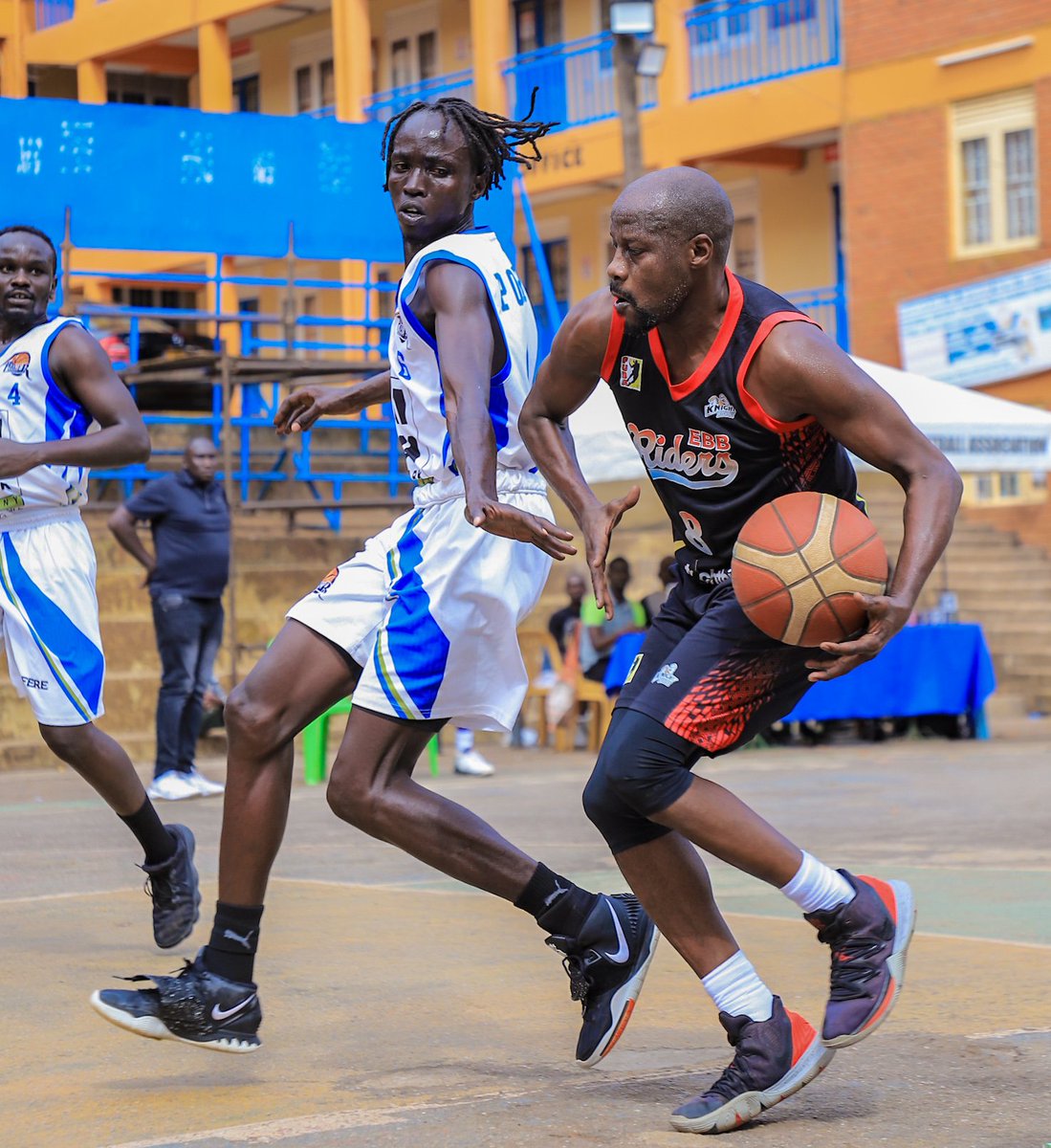 FUBA_DIV1AND2's tweet photo. Game 4 || HALF
A six point game between Knight Riders and Power

     ⚪️ 20-14 ⚫️
#FubaDiv1and2 https://t.co/010ElXMXvn