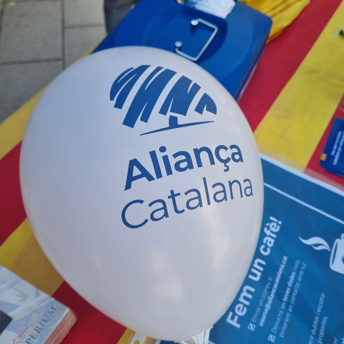 Plegats, enlairarem Catalunya...