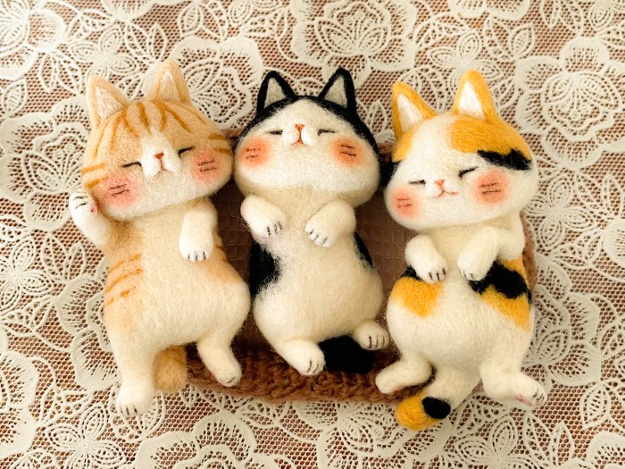 羊毛フェルトで【へそ天ねこさん】を作りました♪
キジ白猫さん、三毛猫さん、ハチワレ猫さん
それぞれねこベッドで気持ち良さそうに
寝ています＾＾

先ほどminneさんの方へ出品しましたので
宜しかったら覗いて見て下さい♪