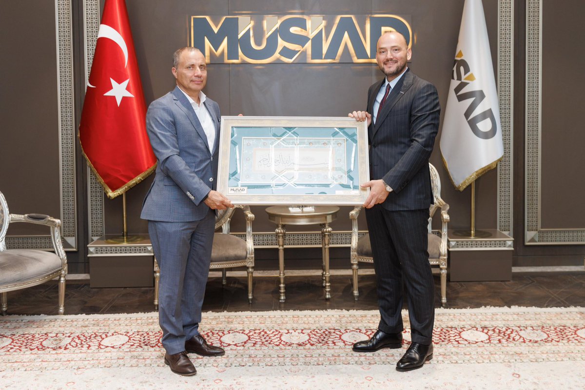 MÜSİAD Genel Başkanımız Sayın Burhan Özdemir beyi Ankara Yönetim Kurulumuzla birlikte ziyaret ederek, hayırlı olsun dileklerinde bulunduk.

“Bir ve Beraber” olmanın gücüne, “Biz’in Gücü”ne inanıyoruz, Başkanımıza ve yönetim kuruluna yeni dönemde muvaffakiyetler diliyorum.