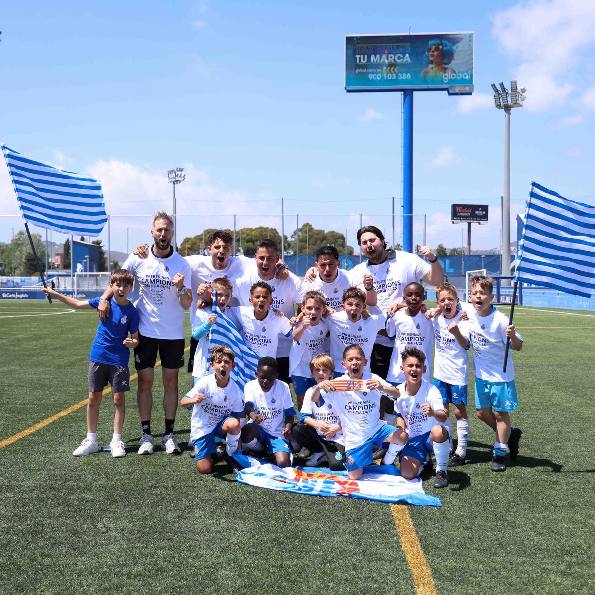 RCDE_La21's tweet photo. 🏆 El Prebenjamí, els més petits de la casa, campions de lliga!
🥳 Victòria per 3 a 1 i assegurem el setè títol de lliga d'aquesta temporada!
👏 Enhorabona, equip!
#RCDE #La21 https://t.co/N2gU3kWP9s