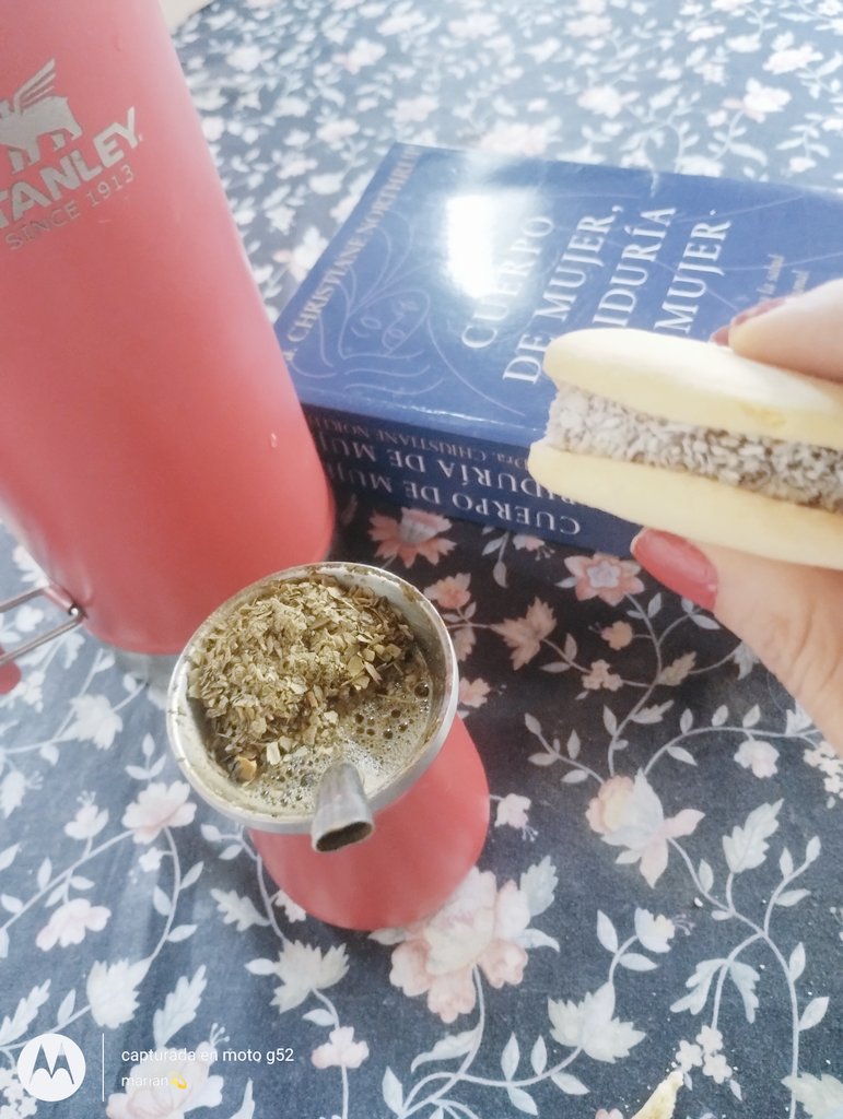 MarianAAcad's tweet photo. Buenas.Buen día🍀
que tengas un lindo sábado ✨
Mate 🧉 🎶🎶del sonido de los pájaros y algo rico para empezar 😊
"Hoy recarga tu alma, aunque la vida te empuje sin descanso. Detente, respira ...,solo eso por hoy".🙌
#BuenasEnergias💫 https://t.co/BnenZrHpp7