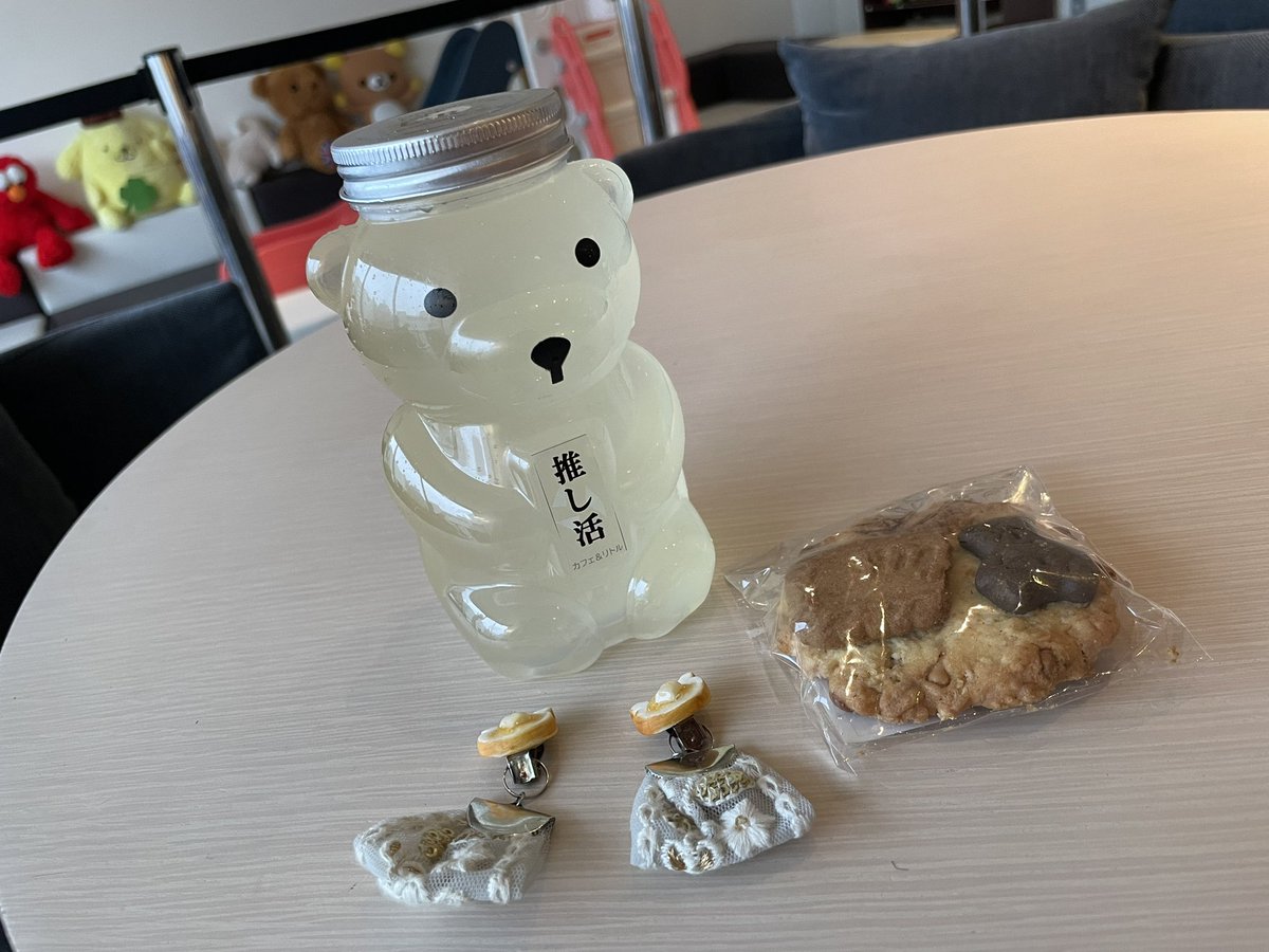ライブ前に時間潰すのに寄ったカフェがくまさんで溢れてて最高すぎた🧸✨

ほうじ茶の上にマロンの写真をプリントしてもらいました🐶

店主さんもくまが好きということで仲良くなってたくさんお土産まで持たせてくれた🥹💞

くまさん好きに悪い人はいない💡