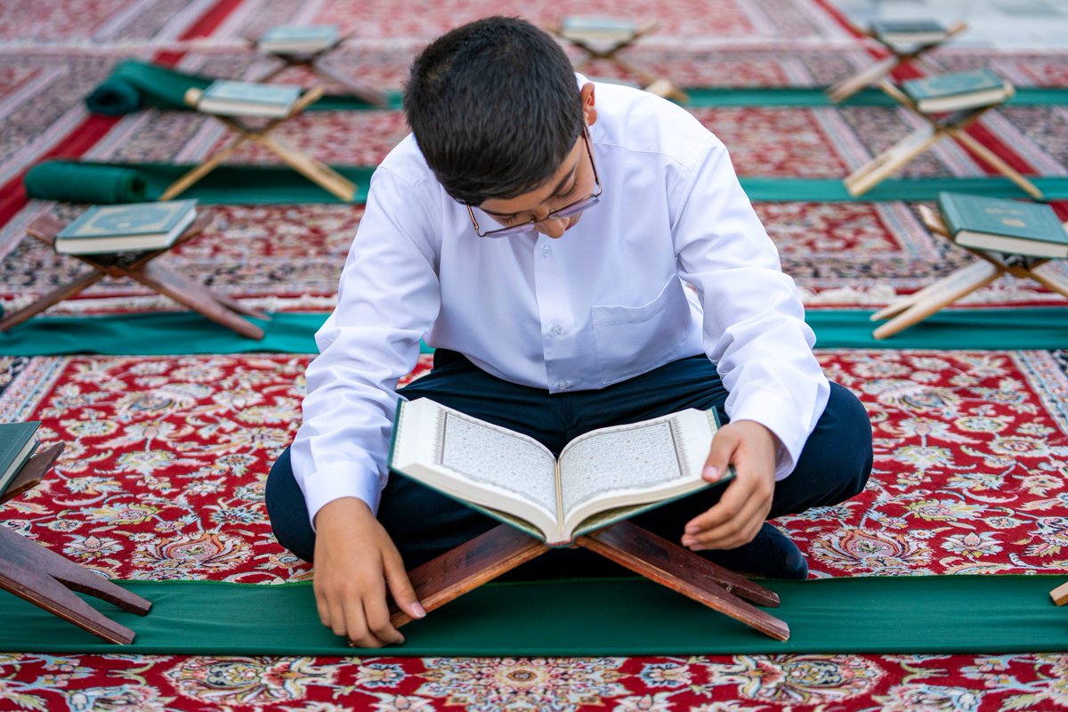 وَاللَّهُ يَدْعُو إِلَىٰ دَارِ السَّلَامِ وَيَهْدِي مَن يَشَاءُ إِلَىٰ صِرَاطٍ مُّسْتَقِيمٍ

اور اللہ سلامتی کے گھر کی طرف بلاتا ہے اور جسے چاہتا ہے سیدھے راستہ پر لگا دیتا ہے

یونس 25