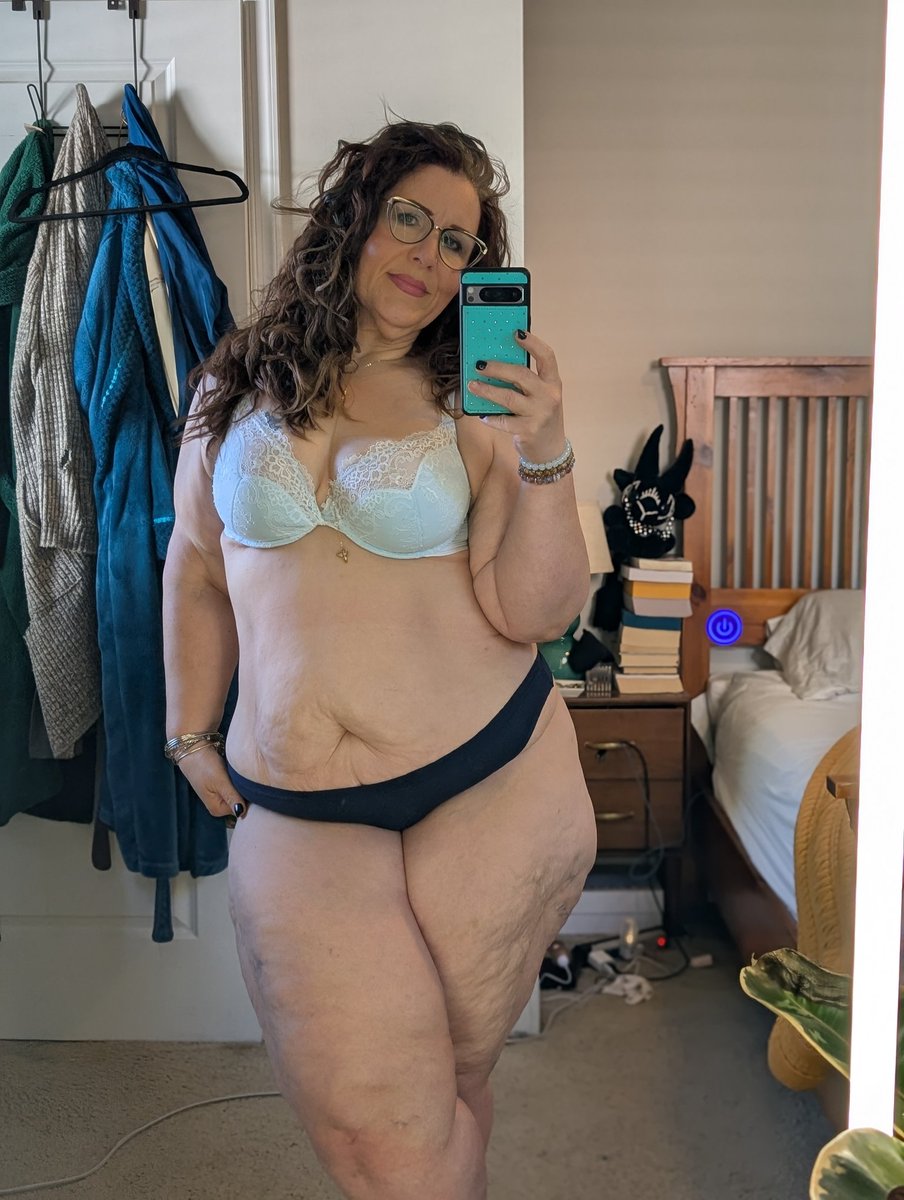 Sjarseneault1's tweet photo. It's about that time...

#ootd #highrisejeans #tanktop #flannel #flannelshirt #whitesneakers #bbw #thick #thicc #curvy #chubby #pawg #mature #milf #fanslycreator #fanslygirl https://t.co/KwtXAz0FS0