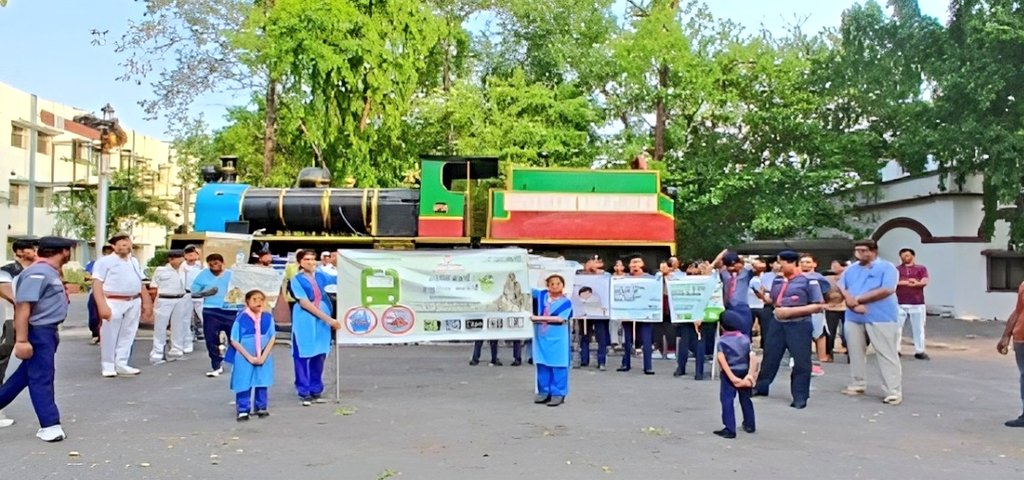 🚶‍♂️🌿 A spirited Prabhat Pheri at Rajkot on May 23 brought the community together to say no to plastic and yes to sustainability.

From school children to railway staff, voices united for a cleaner tomorrow.

Plastic hatao, prakriti bachao! ♻️

#EndPlasticPollution 
<a href="/moefcc/">MoEF&CC</a>