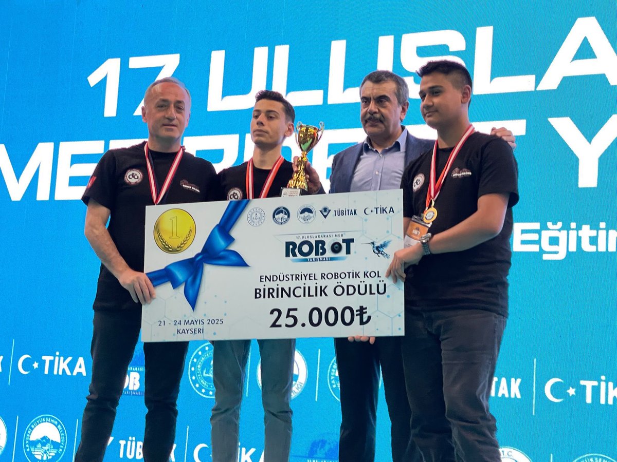17. MEB Robot yarışmasında  Endüstriyel Robotik Kol kategorisinde birinci olan ekibimizin danışman öğretmeni Hasan Öner ve Kıymetli öğrencilerimiz 11/C  sınıfından Yunus Emre Ünal ve Kerem  Köse’yi kutluyoruz…