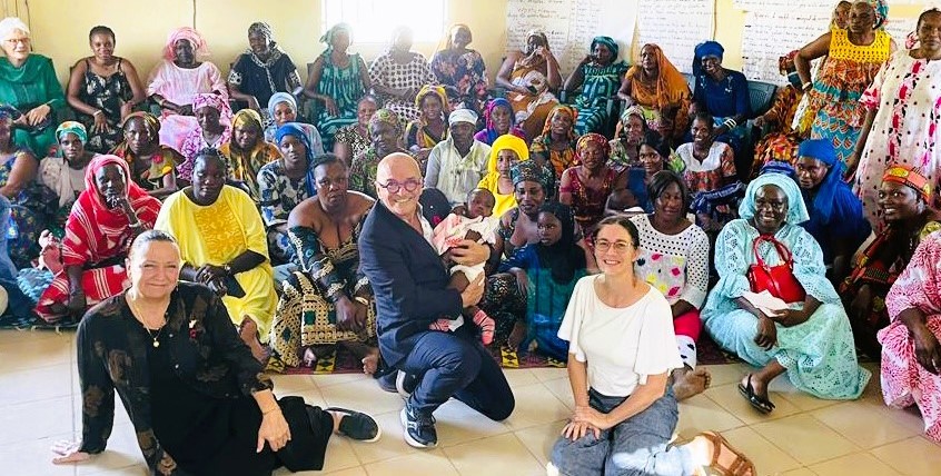 hommage à ses peuples et cultures inestimables qui enrichissent l’humanité. Reconnaissons la force des femmes et de la jeunesse créatrice sur qui repose l’avenir économique, social et culturel de ce continent.

Bâtissons ensemble un avenir solidaire, prospère et durable pour ce