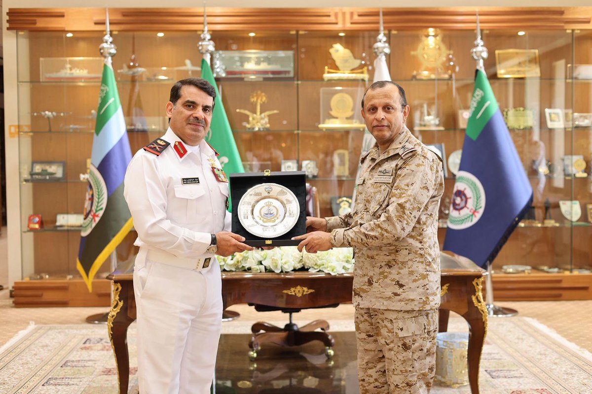 وفد عسكري كويتي برئاسة آمر القوة البحرية اللواء الركن بحري سيف الهملان يقوم بزيارة رسمية إلى المملكة العربية السعودية لبحث أوجه التعاون وتبادل الخبرات في المجال البحري

- الوفد التقى رئيس هيئة الأركان العامة للقوات المسلحة السعودية الفريق الأول الركن فياض الرويلي واستعرض الجانبان