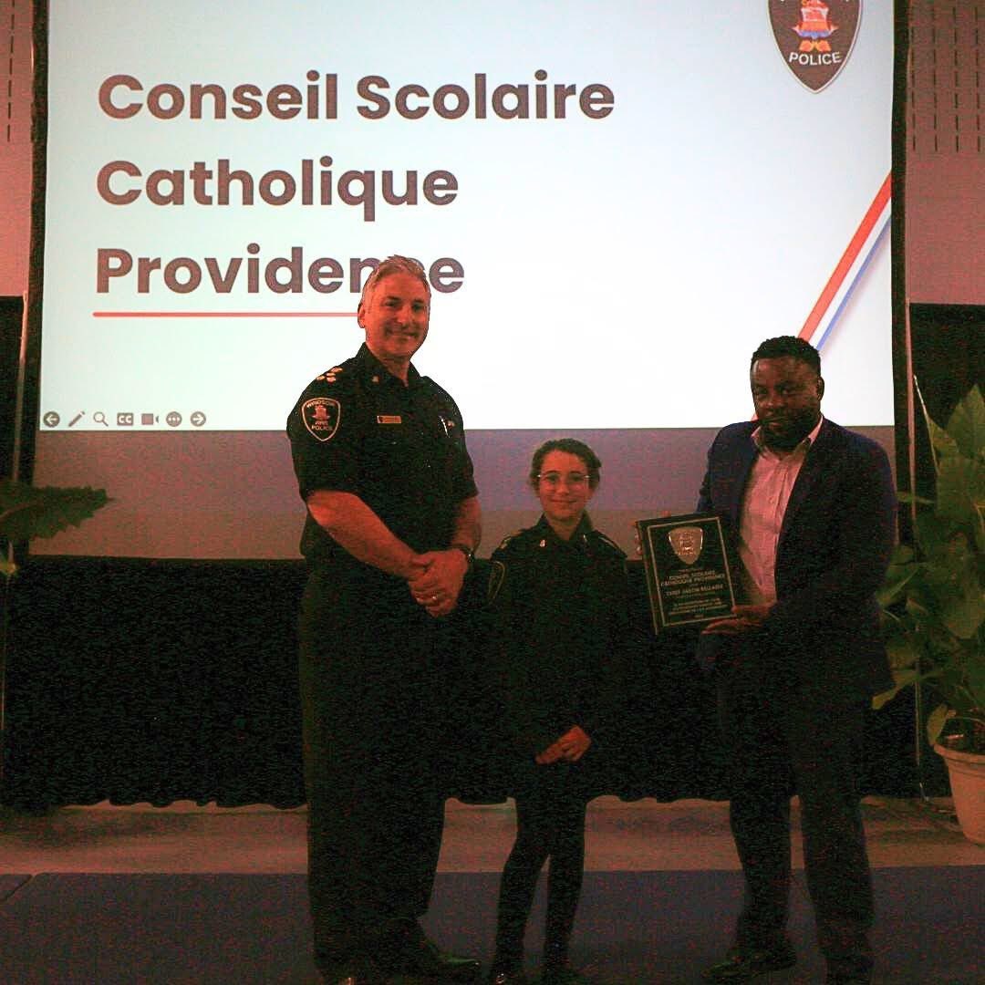 Heureux d’avoir représenté le <a href="/CscProvidence/">Csc Providence</a> pour recevoir le prix communautaire remis par le <a href="/WindsorPolice/">Windsor Police</a>! Une belle reconnaissance pour notre engagement envers les jeunes, l’éducation et la communauté. On continue d’élever la barre!