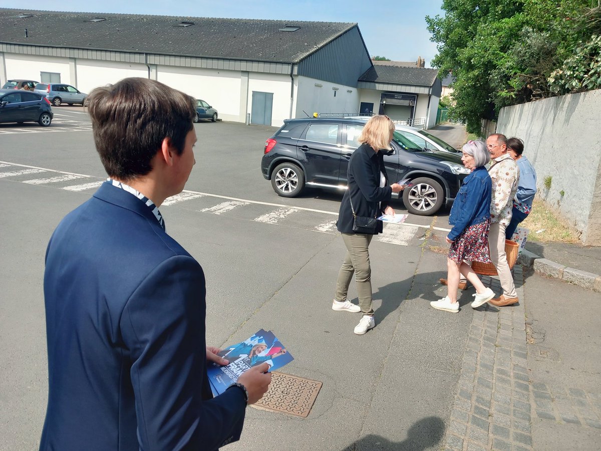 GauthierBouchet's tweet image. Ce matin au marché de Blain. Rassemblement national, premier parti de France !
#RN #PaysDeLaLoire #PdL
