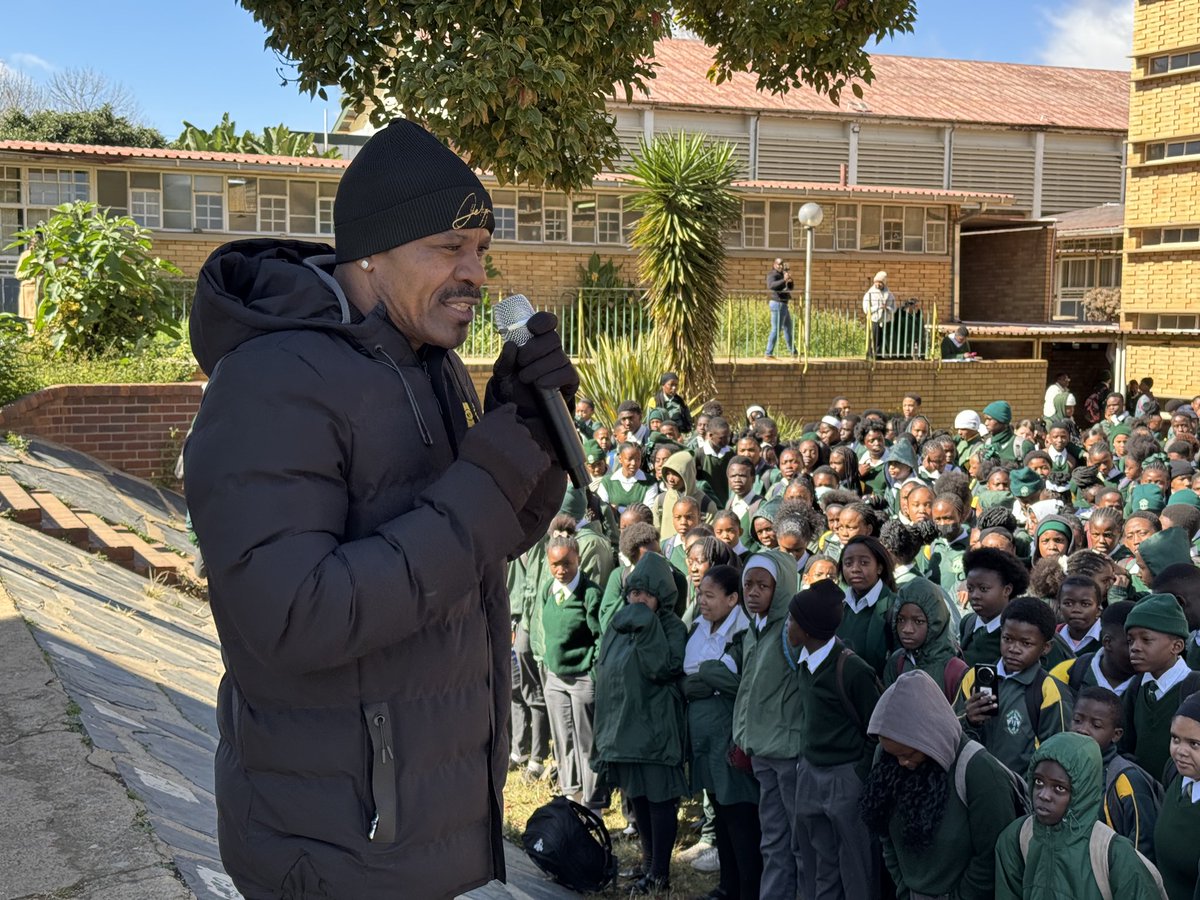 MTN8's tweet image. We are making moves with former Orlando Pirates captain and #MTN8 Legend, Lucky Lekgwathi!
As part of our MTN8 #LastLegendStanding initiative, we’ve handed over R20 000 worth of branded kits and sports equipment for the soccer and netball teams of Die Fakkel High School.…