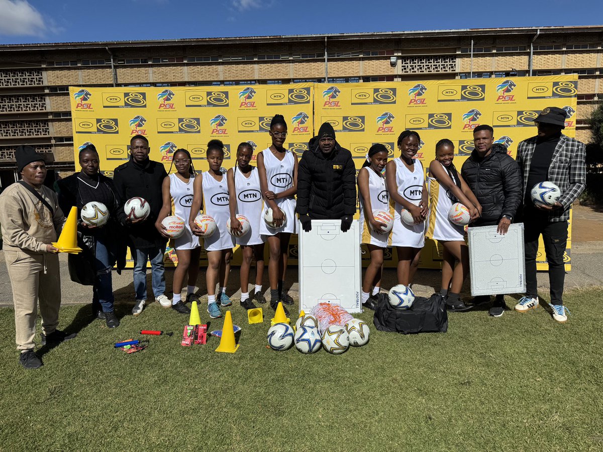 MTN8's tweet image. We are making moves with former Orlando Pirates captain and #MTN8 Legend, Lucky Lekgwathi!
As part of our MTN8 #LastLegendStanding initiative, we’ve handed over R20 000 worth of branded kits and sports equipment for the soccer and netball teams of Die Fakkel High School.…