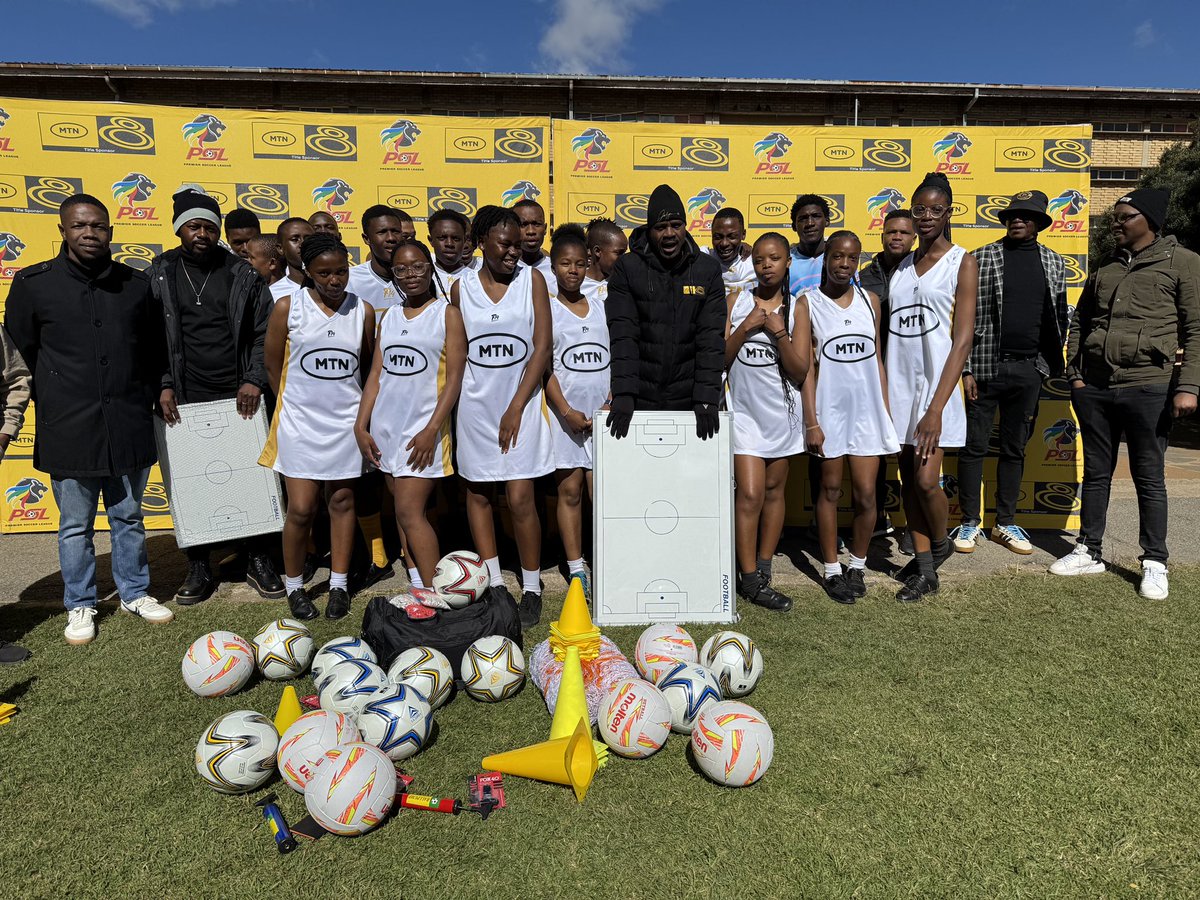 MTN8's tweet image. We are making moves with former Orlando Pirates captain and #MTN8 Legend, Lucky Lekgwathi!
As part of our MTN8 #LastLegendStanding initiative, we’ve handed over R20 000 worth of branded kits and sports equipment for the soccer and netball teams of Die Fakkel High School.…