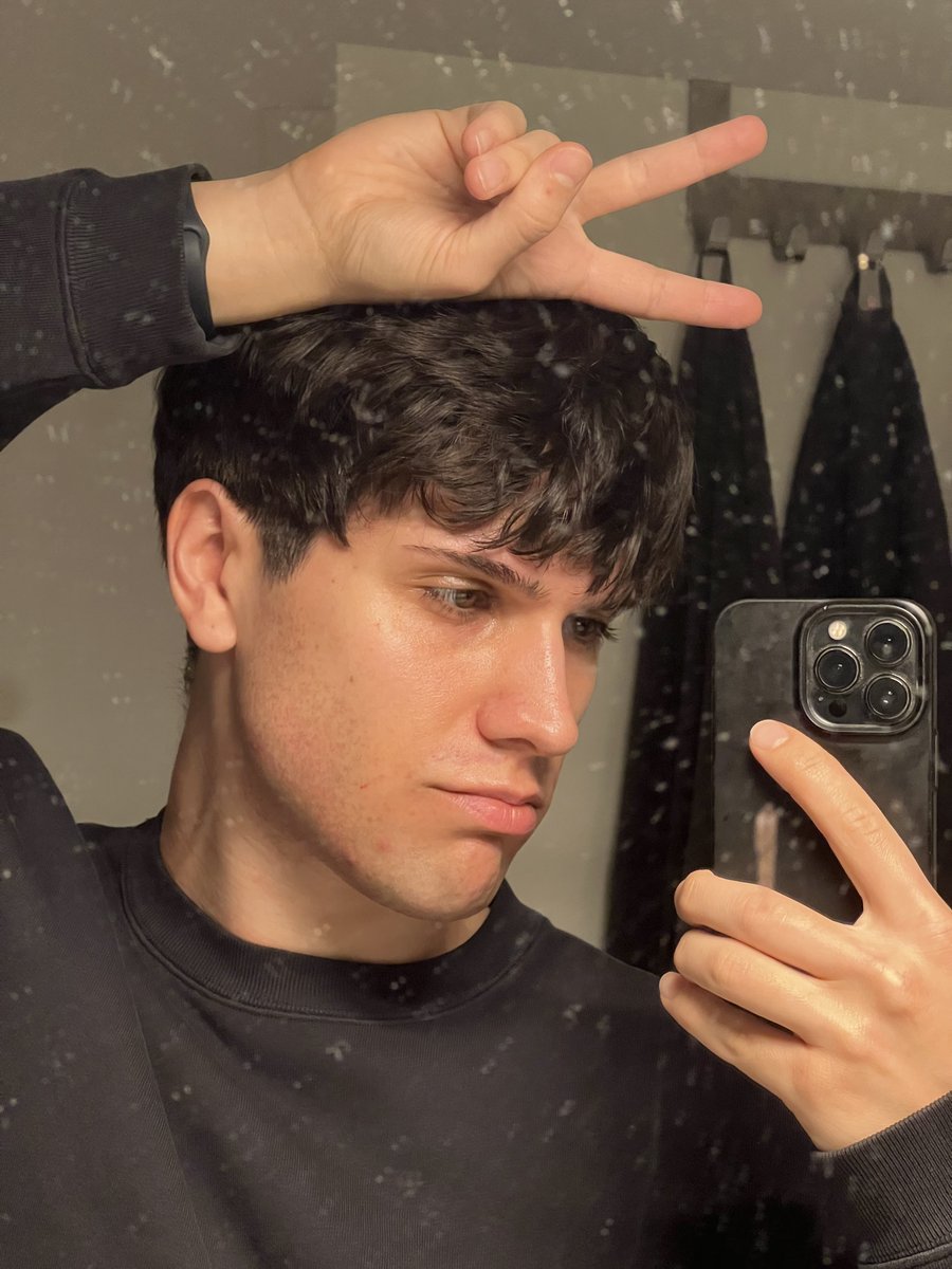 Ganz ehrlich: Zwischendurch hat meine Therapie sich angefühlt, als mache ich gar keine Fortschritte.

Aber im Vergleich mit vor zwei Jahren habe ich so viel mehr gute Tage!

So wie heute, als ich in den Spiegel geschaut habe und dachte: „Ist doch ok, wie du aussiehst. Du bist ok“