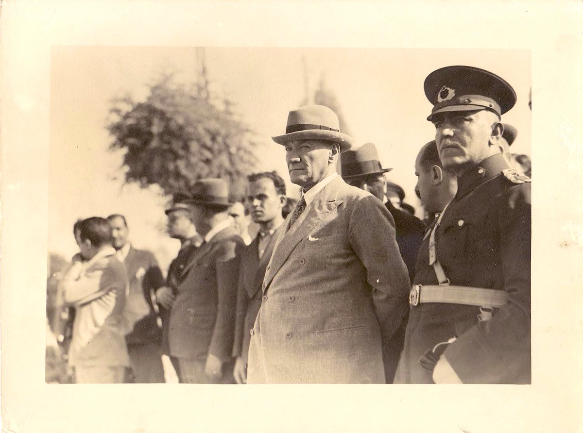 Atatürk geçiş törenini izlerken 
#Adana 20 Mayıs 1938