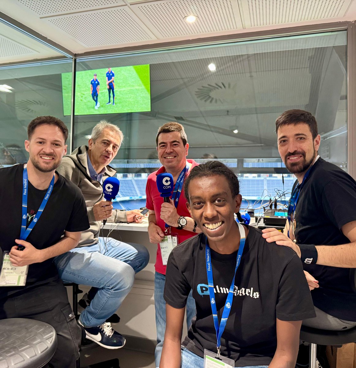 En el Santiago Bernabéu, para contar en <a href="/tjcope/">Tiempo de Juego</a> y <a href="/partidazocope/">El Partidazo de COPE</a> el Real Madrid - Real Sociedad con:

🎙<a href="/lamacope/">Manolo Lama</a> 
🎤 <a href="/JaviGomezCope/">Javi Gómez</a> 
🔌<a href="/sergiotalavr/">Sergio Jiménez</a> y Lucas Mateos