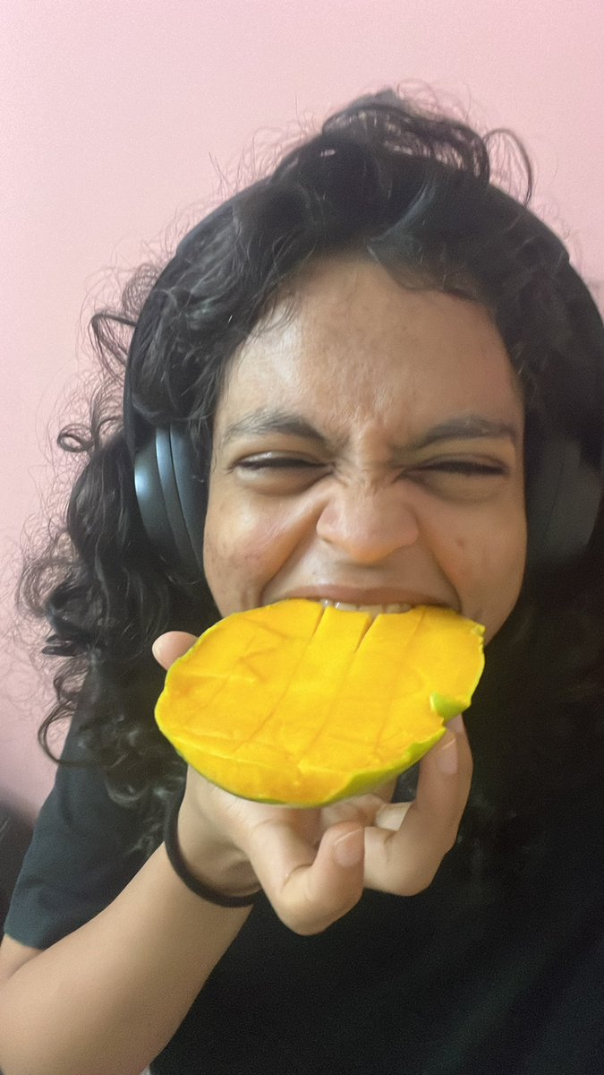 shwetakilledar2's tweet photo. “Asked my dad to plant a mango tree…
He planted 1051.

Now:
Breakfast – Mango
Lunch – Mango
Dinner – Still mango.
Even my dreams taste like mango.”

@SukumarKilleda2 

#vigorsanofar
#organicmangofarm
#happiestchild
#MangoOverload #thanksbaba #MangoSeason https://t.co/KED1hd27ET