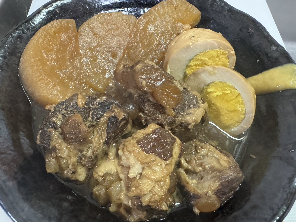 今日は2日前くらいから煮込んでた豚バラ軟骨（パイカ）の角煮！🐷

骨までとろとろです😋