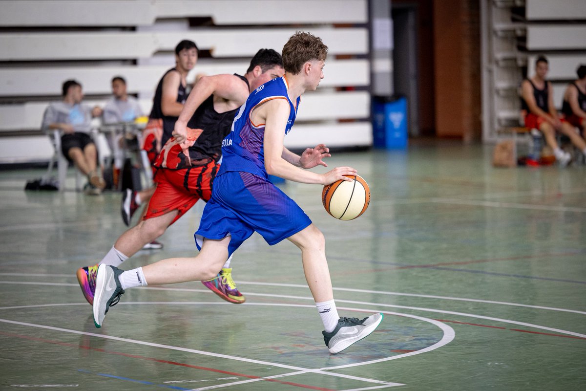 mnostrumsport's tweet photo. 🏀 Partits en joc!
Els equips ho donen tot a la pista al 8è DIVER BASKET!

🔗 https://t.co/rJjD0eWkp1 
📍 Costa Daurada https://t.co/MEECQTK3vb