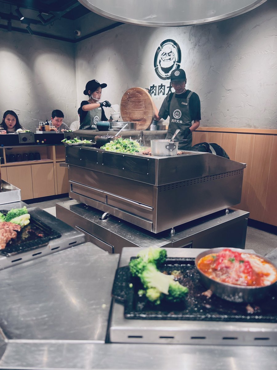 日常排队的肉肉大米，日式汉堡80/位。