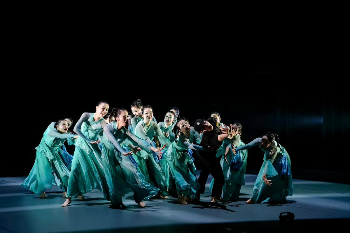 NanhuMedia's tweet image. The 6th “Dance of Xiuzhou” lit up the stage with hometown stories told through powerful moves 💃🌾. From zongzi to lotus roots, every dance captured local life with heart. Congrats to the gold winners! #DanceOfXiuzhou #LocalStories #CulturalDance #FolkArt #CommunityStage