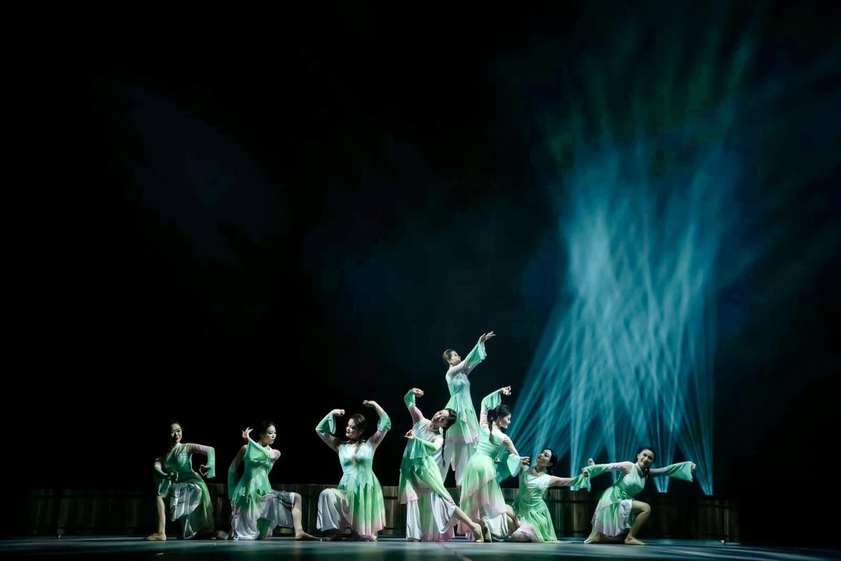 NanhuMedia's tweet image. The 6th “Dance of Xiuzhou” lit up the stage with hometown stories told through powerful moves 💃🌾. From zongzi to lotus roots, every dance captured local life with heart. Congrats to the gold winners! #DanceOfXiuzhou #LocalStories #CulturalDance #FolkArt #CommunityStage