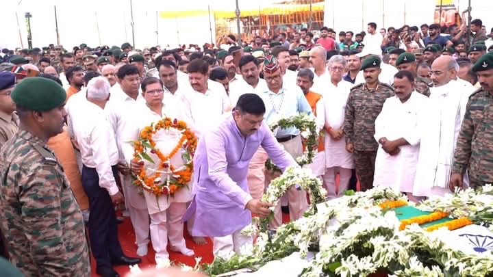 samajwadiparty's tweet photo. रामनगरी अयोध्या के लाल लेफ्टिनेंट शशांक तिवारी गुरुवार को सिक्किम में साथी सैनिक को बचाते हुए शहीद हो गए थे। उनका पार्थिव शरीर विशेष सैन्य विमान से सिलीगुड़ी के बागडोगरा एयरबेस से फैजाबाद लाकर रात भर के लिए सैन्य अस्पताल में रखा गया था। लेफ्टिनेंट शशांक का अंतिम संस्कार ��निवार को अयोध्या के जमथरा घाट पर राजकीय सम्मान से किया गया। नम आंखों से पूर्व मंत्री पवन पांडेय, पूर्व मंत्री आनंद सेन यादव, समाजवादी पार्टी के ज़िलाध्यक्ष पारसनाथ यादव ने अंतिम विदाई दी। 
    पूर्व मंत्री पवन पांडे ने लेफ्टिनेंट शशांक तिवारी को पुष्प चक्र अर्पित करते हुए कहा कि आज पूरे देश व अयोध्या के लोगों को लेफ्टिनेंट शशांक तिवारी पर नाज है।
    पूर्व मंत्री आनंद सेन यादव ने कहा कि लेफ्ट��नेंट शशांक तिवारी पर हम सबको गर्व है। 
इस मौके पर सपा ज़िला अध्यक्ष पारसनाथ यादव ने कहा कि उनके बलिदान को देश व प्रदेश के लोग युगों युगों तक याद करेंगे।
    इस मौके पर महानगर अध्यक्ष श्याम कृष्ण श्रीवास्तव, पूर्व मंत्री अमृत राजपाल, श्रीचंद यादव, ओपी पासवान, राघवेंद्र प्रताप सिंह (अनूप), जेपी यादव, शैलेन्द्र कुमार, सीताराम यादव सहित बड़ी संख्या समाजवादी पार्टी के नेता व पदाधिकारियों ने शहीद ��ेटे को श्रद्धांजलि अर्पित की।
       (राजेन्द्र चौधरी)
        मुख्य प्रवक्ता