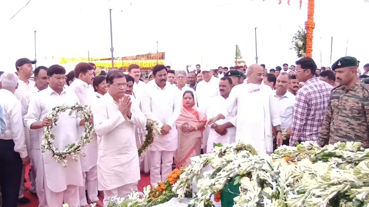 samajwadiparty's tweet photo. रामनगरी अयोध्या के लाल लेफ्टिनेंट शशांक तिवारी गुरुवार को सिक्किम में साथी सैनिक को बचाते हुए शहीद हो गए थे। उनका पार्थिव शरीर विशेष सैन्य विमान से सिलीगुड़ी के बागडोगरा एयरबेस से फैजाबाद लाकर रात भर के लिए सैन्य अस्पताल में रखा गया था। लेफ्टिनेंट शशांक का अंतिम संस्कार ��निवार को अयोध्या के जमथरा घाट पर राजकीय सम्मान से किया गया। नम आंखों से पूर्व मंत्री पवन पांडेय, पूर्व मंत्री आनंद सेन यादव, समाजवादी पार्टी के ज़िलाध्यक्ष पारसनाथ यादव ने अंतिम विदाई दी। 
    पूर्व मंत्री पवन पांडे ने लेफ्टिनेंट शशांक तिवारी को पुष्प चक्र अर्पित करते हुए कहा कि आज पूरे देश व अयोध्या के लोगों को लेफ्टिनेंट शशांक तिवारी पर नाज है।
    पूर्व मंत्री आनंद सेन यादव ने कहा कि लेफ्ट��नेंट शशांक तिवारी पर हम सबको गर्व है। 
इस मौके पर सपा ज़िला अध्यक्ष पारसनाथ यादव ने कहा कि उनके बलिदान को देश व प्रदेश के लोग युगों युगों तक याद करेंगे।
    इस मौके पर महानगर अध्यक्ष श्याम कृष्ण श्रीवास्तव, पूर्व मंत्री अमृत राजपाल, श्रीचंद यादव, ओपी पासवान, राघवेंद्र प्रताप सिंह (अनूप), जेपी यादव, शैलेन्द्र कुमार, सीताराम यादव सहित बड़ी संख्या समाजवादी पार्टी के नेता व पदाधिकारियों ने शहीद ��ेटे को श्रद्धांजलि अर्पित की।
       (राजेन्द्र चौधरी)
        मुख्य प्रवक्ता