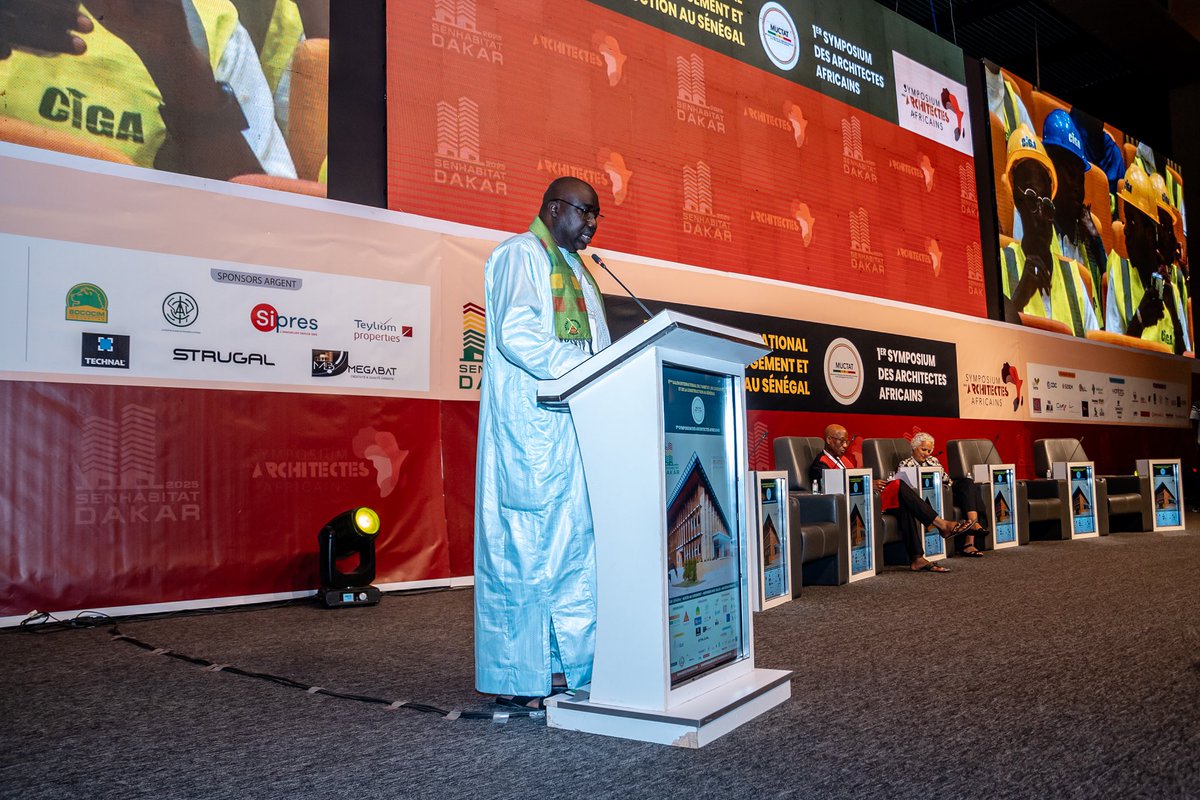 SymposiumAAfric's tweet photo. 📸 Moments forts du Panel 1 du Premier Symposium des Architectes Africains : repenser les villes africaines pour un avenir durable, inclusif et résilient. En écho au thème « Accès au logement, repenser nos villes – Amm Dekkuwaay ». 

#AmmDekkuwaay #UrbanismeAfricain https://t.co/gzlOMwArWa