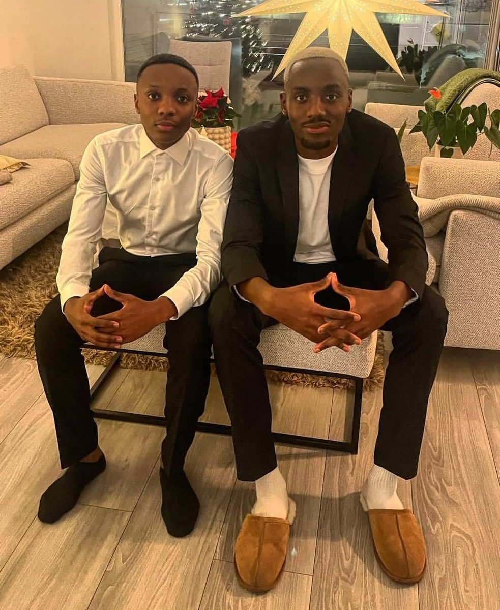 Petit frère de Parfait Bizoza, Diedrick Bubahe, a été appelé pour la première fois en équipe nationale du Burundi lors de matchs amicaux contre la Guinée-Bissau le 5 juin 2025 et la Mauritanie le 10 juin 2025

Le joueur de 19 ans joue pour Brattvåg

<a href="/BrattvagFotball/">Brattvåg Fotball</a> <a href="/unitedsc0ut/">United Scout</a>