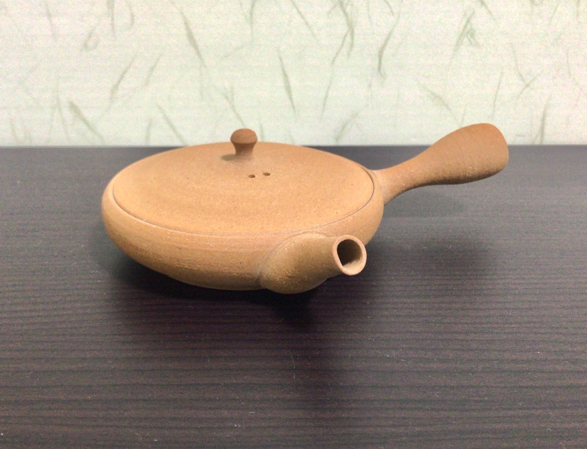 土の特性故、この型では八割の作品が焼成工程を乗り越えられなかったと聞く、前川淳三さんの急須。お茶淹れで遊びたい時の、大切な実験道具。