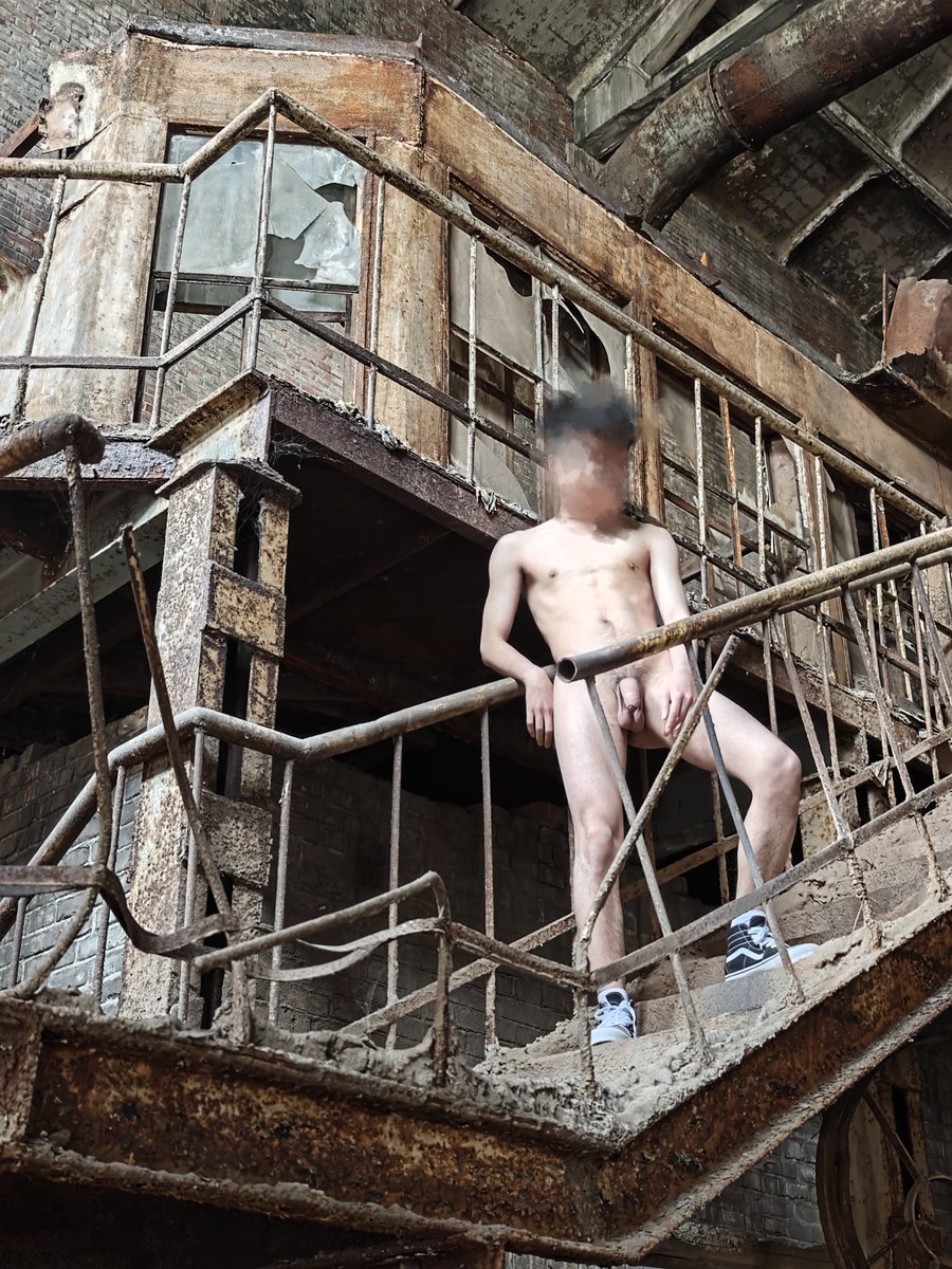 好久没更新更几个废土风照片
里面有一群人在拍视频，当然咱们拍的都是艺术品，所以我就不躲着你们啦😁
#野裸