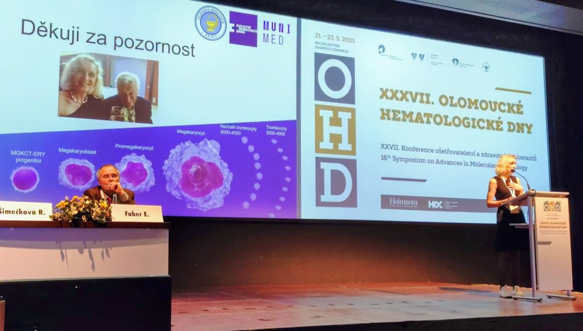 saranoren2's tweet image. Ohromná čest dělat v průběhu konfernce společnost nejlepšímu hematologovi-cytologovi ever🔬🧬. Prof.MUDr. Karel Smetana, 95 let! Denně pracuje na ÚHKT! Jeho překrásná prezentace o leukemickych blastech následovala tu mou a tak jsem mu mohla nejen za nás morfology poděkovat🩸♥️🙏.