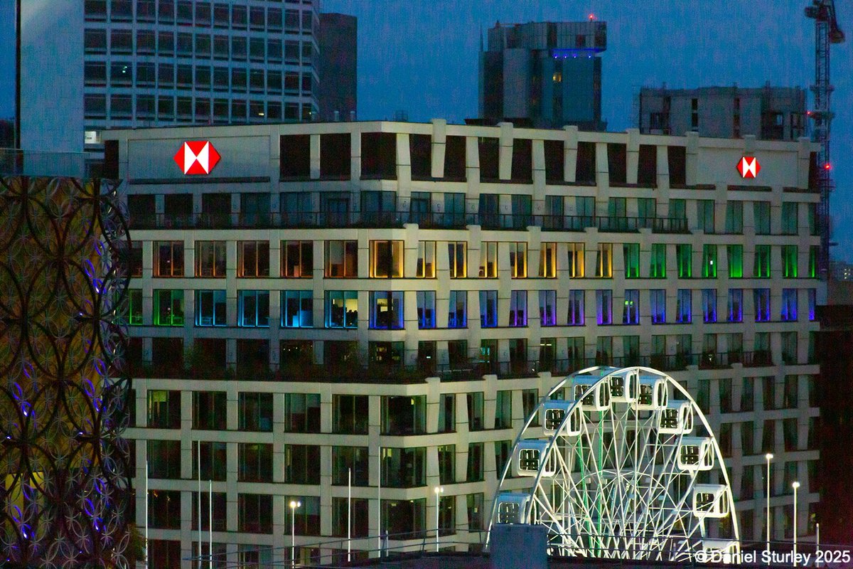 #Birmingham UK, the <a href="/HSBC_UK/">HSBC UK</a> building late night lit up for <a href="/BirminghamPride/">Birmingham Pride</a> 😎 
#BirminghamWeAre #AllTypes