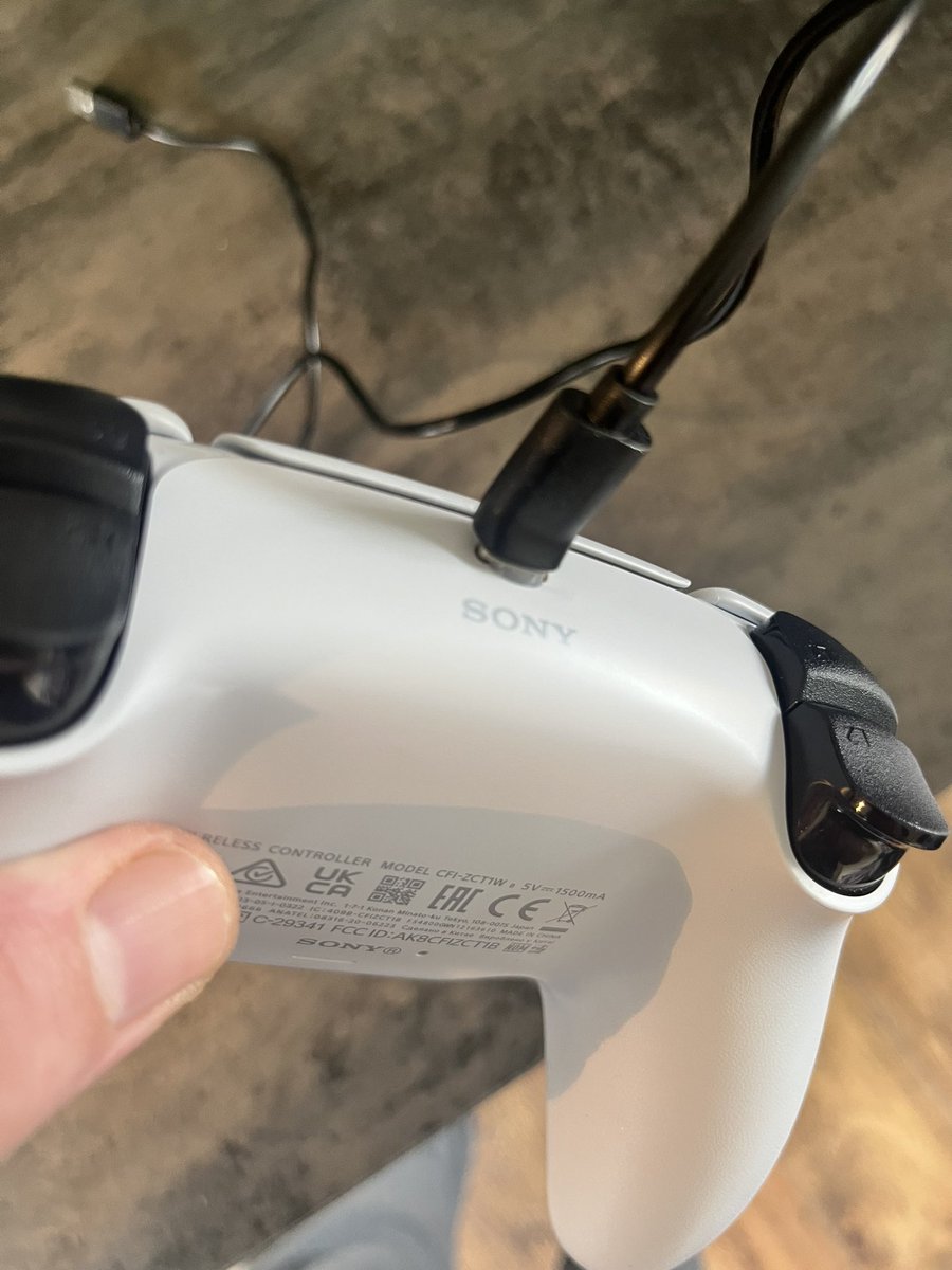 garethjones1986's tweet photo. @Sony @AskPlayStation @PlayStation

Could someone from your team send me a direct message please. A nearly new controller has started smoking when charging and almost caught fire… extremely dangerous if I’d have left it unattended https://t.co/cw3OpNEW2S