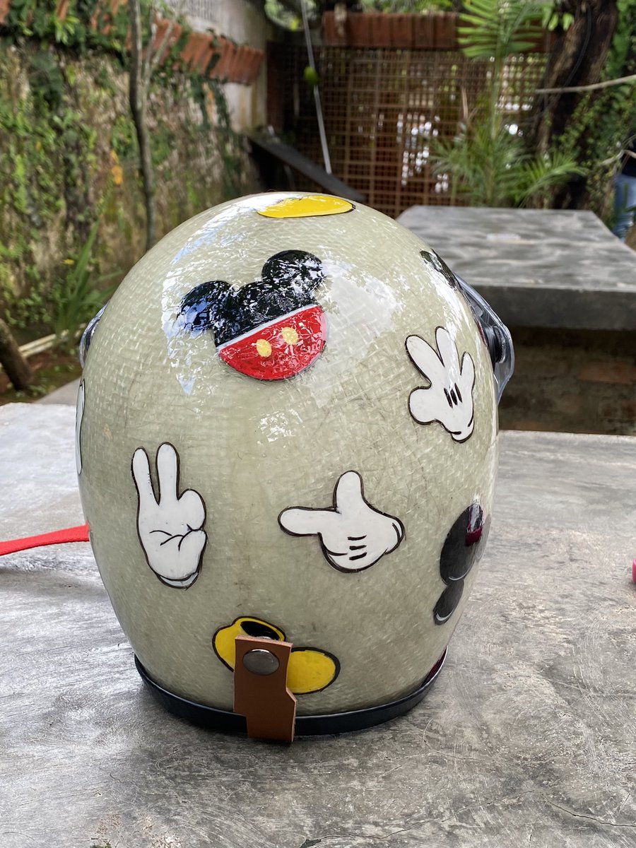affasihlo's tweet photo. yg mau tanya2in ttg helm custom ini, boleh banget yaaa!!! ini punyaku pribadi kalo bisa jangan samain HEHE! soalnya pemberian dari dimooo xixi.. asli dilukis sendiriii.. dukung umkm kami ya trims, salam hangat affa dan dimas🖤👊🏽 #modalnikah https://t.co/R7ozaRSSoR