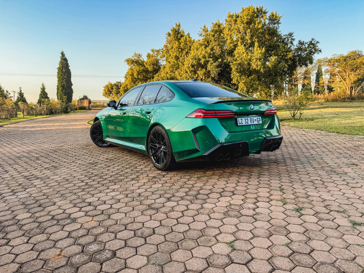 khuleonwheels's tweet image. Today we welcome the seventh-generation BMW M5. Under the bonnet lies a 4.4-litre V8 engine paired with an M Hybrid electric motor, producing a combined 535kW and 1,000Nm. Its 18.6kWh lithium-ion battery adds weight but enables up to 69km of pure electric…
#BMWSA #THEM5 #BMWM5