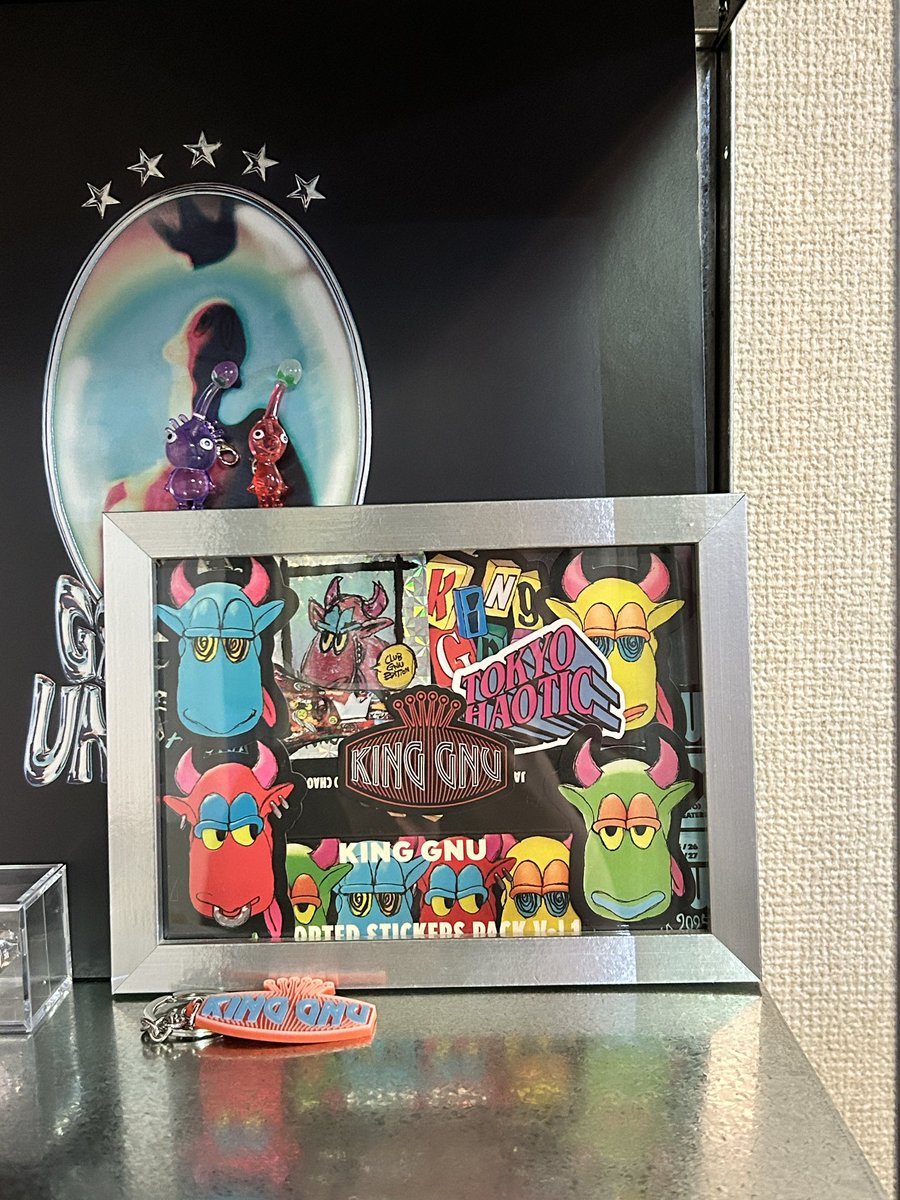 ヌー色に染まってます(^^)
昨日迷ってたステッカーは百均のフォトフレームに挟みました(^^)