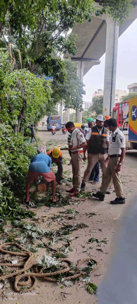 'Traffic Advisory' 
Slow moving traffic due to tree fallen at salem bridge  towards mahadevpura.

We are here assisting with your commute, Saturday 24.05.2025.

📞112 for the immediate assistance during any emergency.