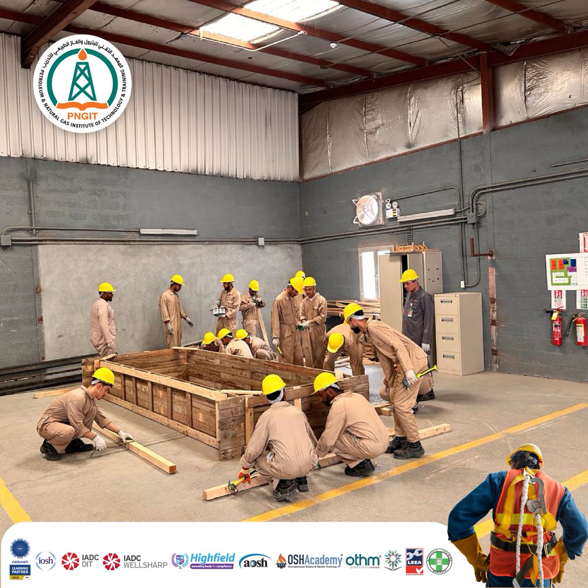 PngitSaudi's tweet photo. 📸 تدريب تطبيقي لطلابنا السعوديين ضمن برامج المعهد التقني للبترول والغاز الطبيعي (PNGIT).

👷‍♂️ نُؤمن أن المهارة تُصنع بالأيدي والممارسة وهؤلاء هم كوادرنا الوطنية يُهيّئون لمستقبل الطاقة والصناعة في المملكة 🇸🇦

#تدريب_مهني #كوادر_وطنية #البترول #الغاز #PNGIT #تقني_بترول #السلامة_أولاً #السعودية #ورش_عمل