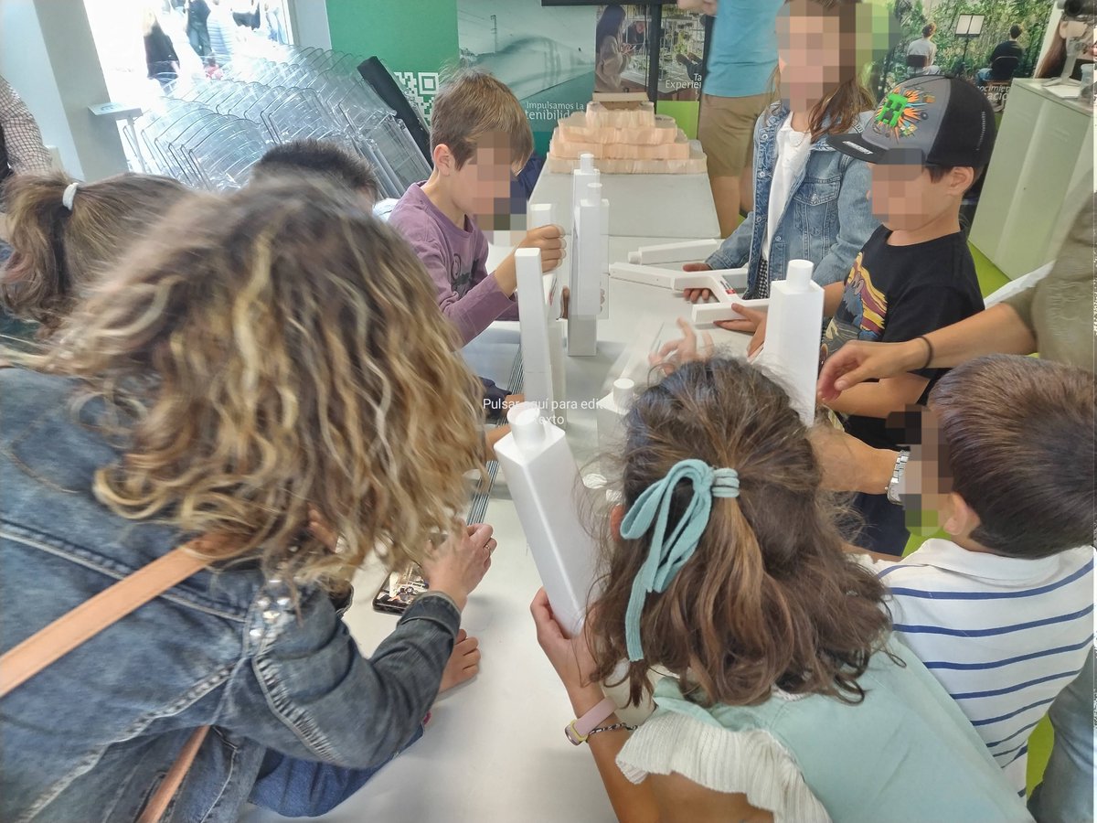 En el taller 'Little Engineers' lo pasan bien los niños y los padres. Así descubren la ingeniería de caminos los más pequeños 👷🛣️🚇🌉 

#SICMA25 #ImpulsamosLaSostenibilidad