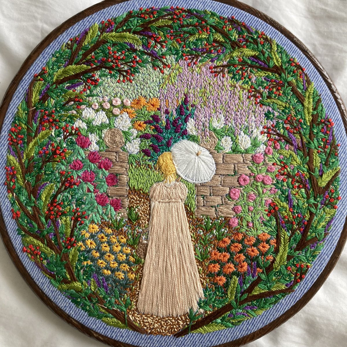 It’s just over a year ago since I created my embroidery Emma, inspired by the Jane Austen novel. So come with me and take a look back… 😉🪡🌿🌺📚
*completely freehand stitched without patterns, paint or sketch, everything you see is thread. 
#stitchedart #thesewingsongbird